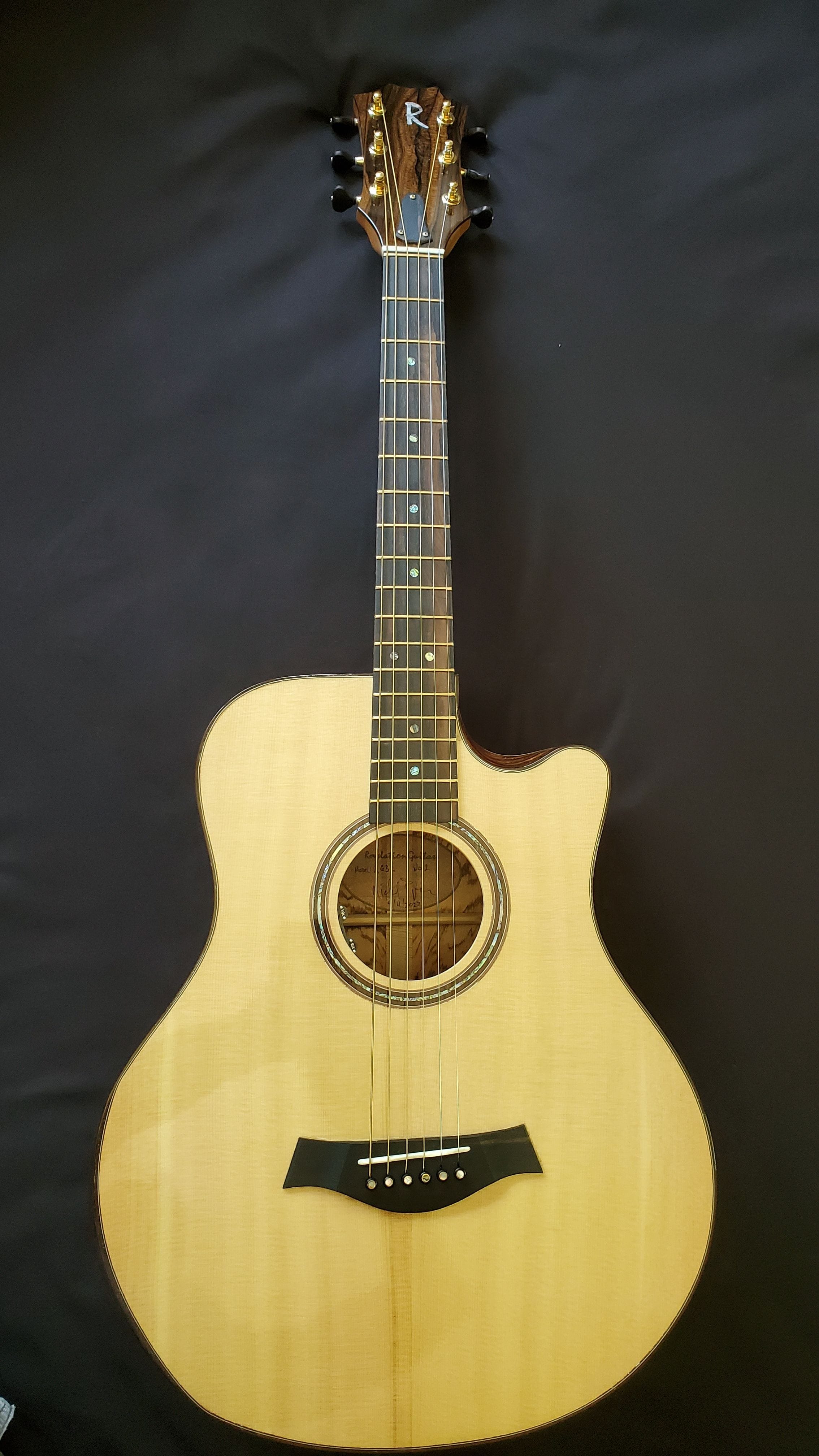 Grand Symphony body, Spruce top, 12 fret