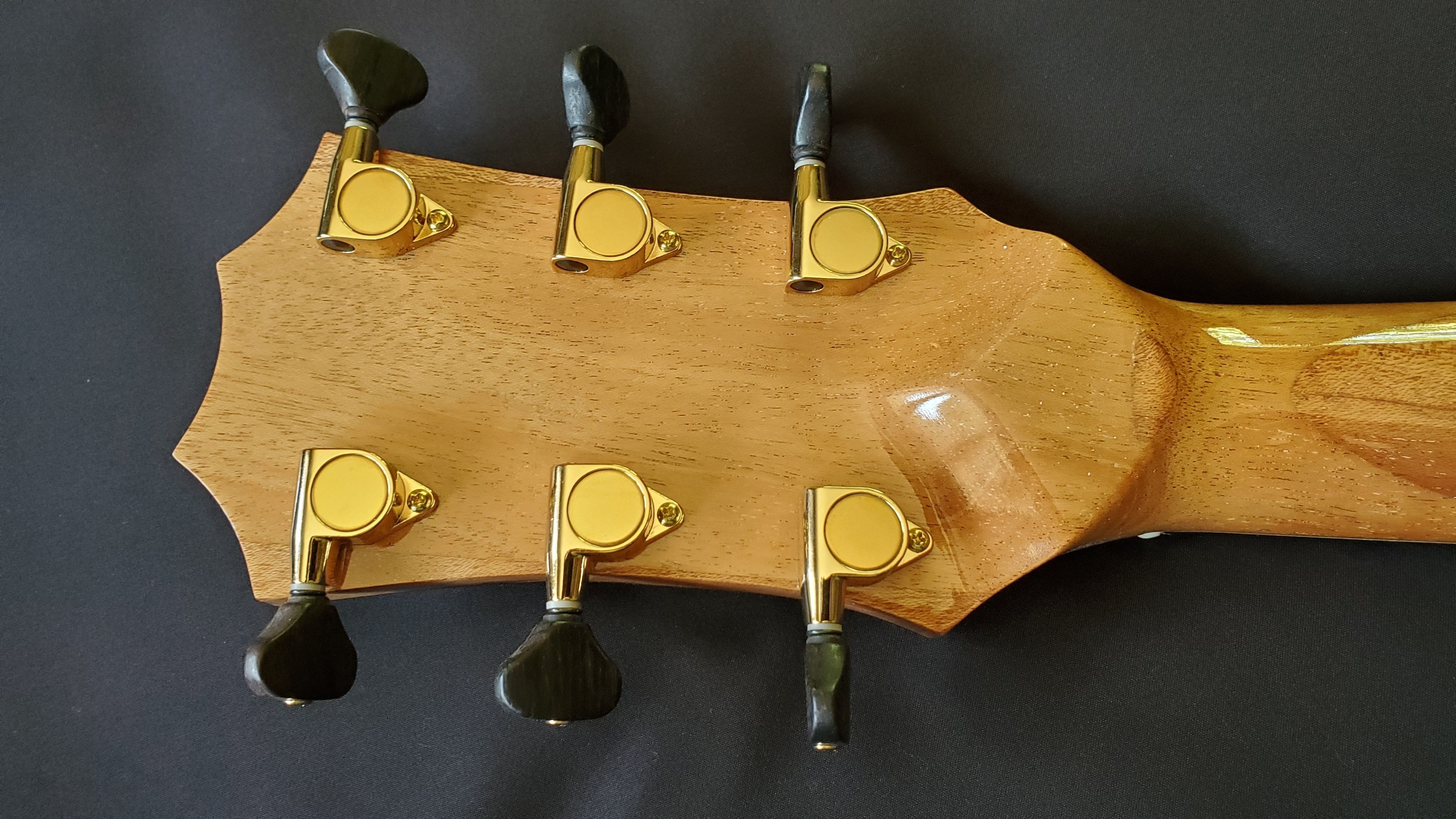 Gold tuners, Ebony buttons