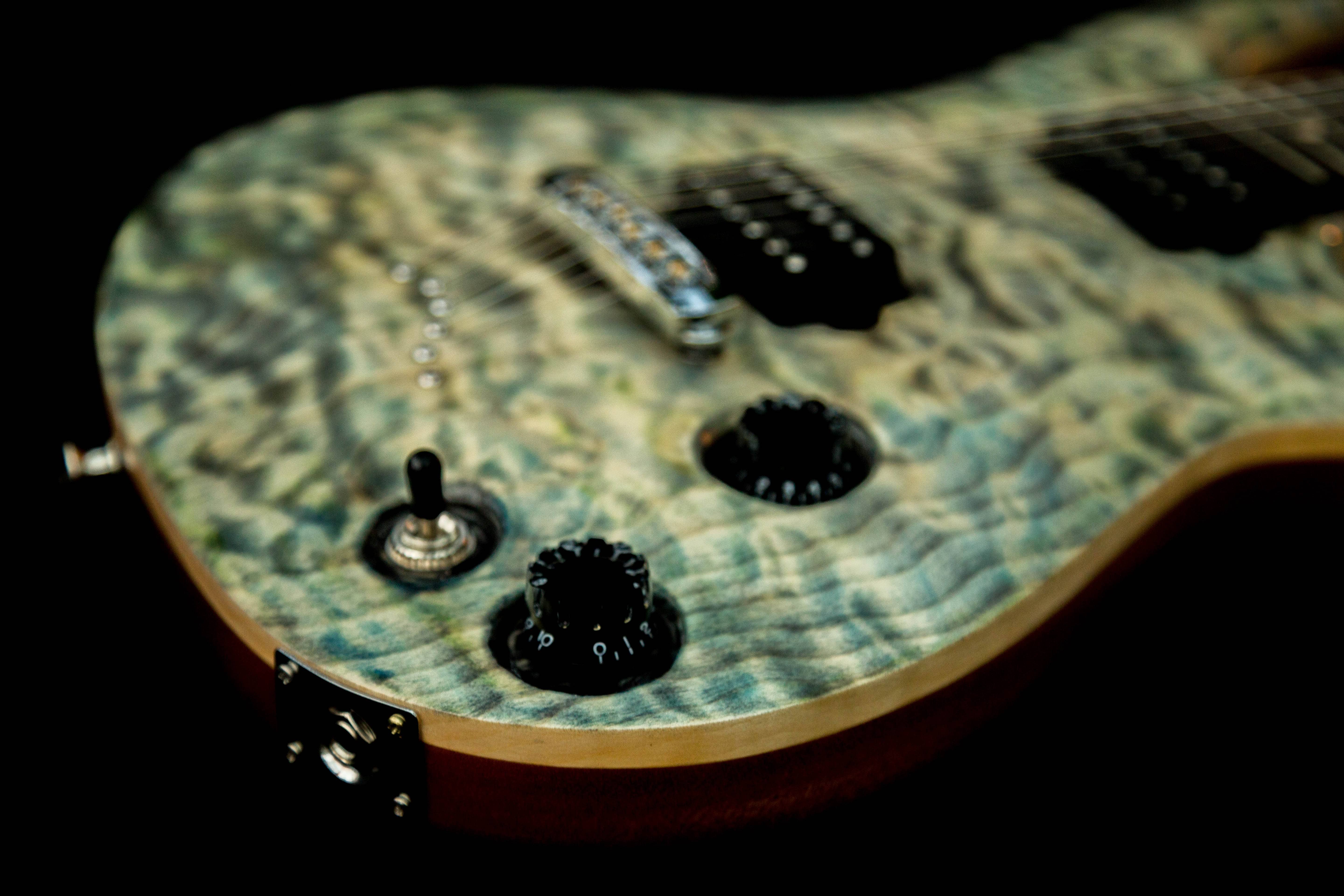 Revelation EG1S. Quilt/Mahogany. Setneck.